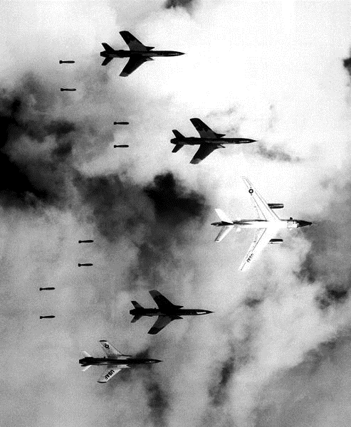 Avions EB-66 et F-105 Thunderchiefs lors de la guerre du Viêt-Nam