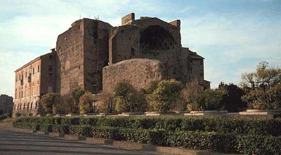 Temple de Vénus et Rome (extérieur) Temple de Vénus et Rome (extérieur)